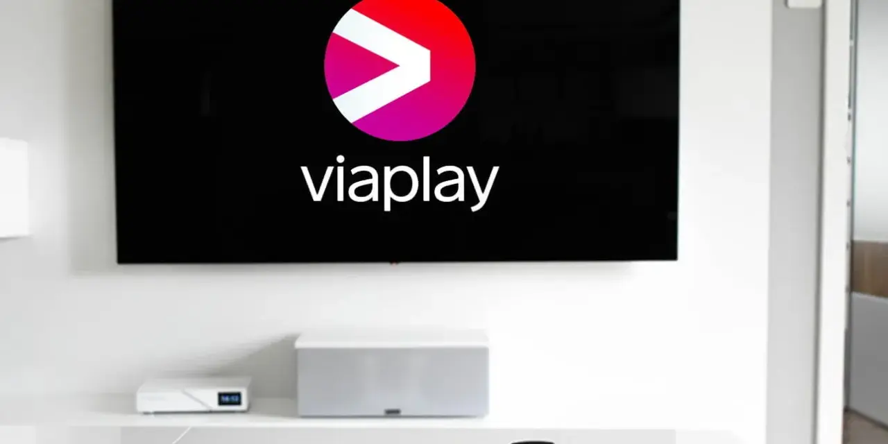 Telewizor z logo Viaplay. Na stole piloty, gotowi do oglądania.
