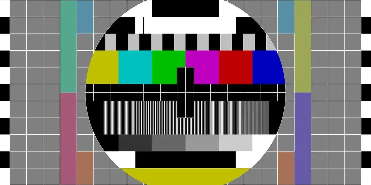 Testowy obrazek telewizyjny. Brak sygnału telewizji naziemnej dzisiaj, więc oglądamy tylko kolory i paski.