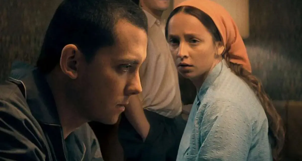 Trójka młodych ludzi wpatruje się w coś poza kadrem. Czy to scena z jednego z popularnych seriali Netflix?