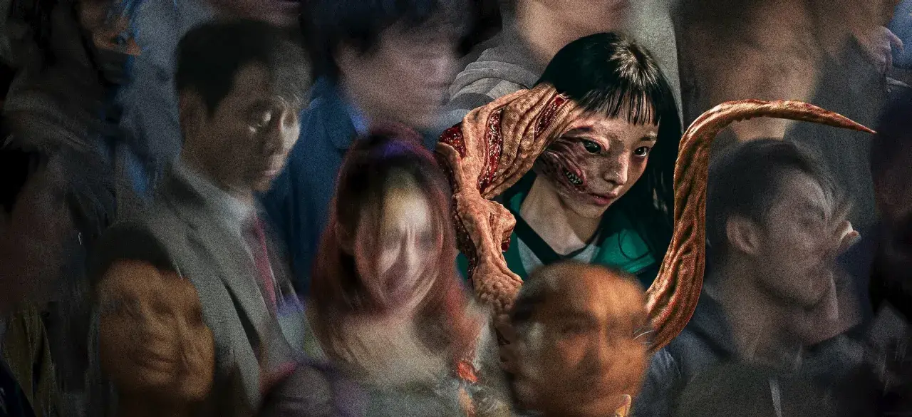 Dziewczyna z potwornym pasożytem wychodzącym z twarzy, otoczona przez zamazane postacie. Plakat serialu "Głód" (ang. "The Host") na Netflix.