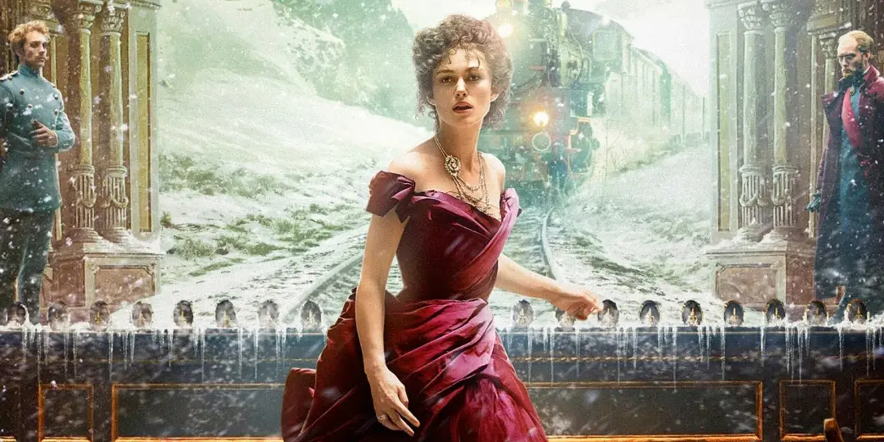 Anna Karenina w bordowej sukni, na tle pędzącego pociągu i śnieżnego krajobrazu. Obok stoją mężczyźni w strojach z epoki.