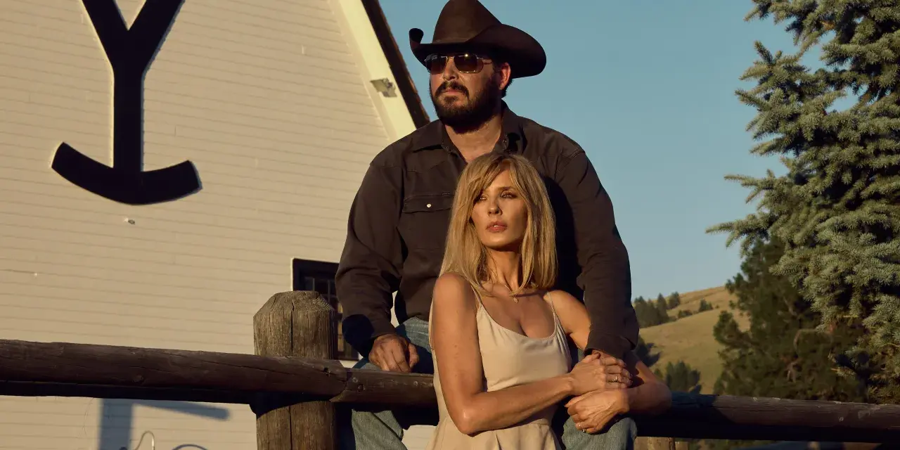John Dutton i Beth Dutton na ranczu w Yellowstone sezon 5. Słońce zachodzi nad Montaną, a oni patrzą w dal.