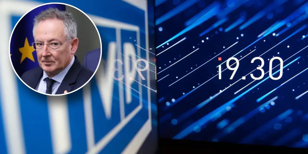 Mężczyzna w okularach na tle flagi UE, obok logo TVP w likwidacji i cyfrowego zegara 19:30.