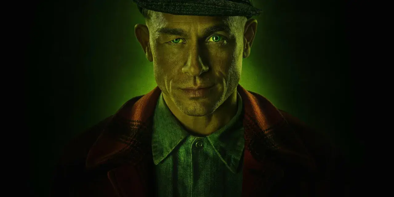 Mężczyzna z zielonymi oczami i czapką na głowie, w tle zielona poświata. Zapowiada mroczne seriale kryminalne Netflix.
