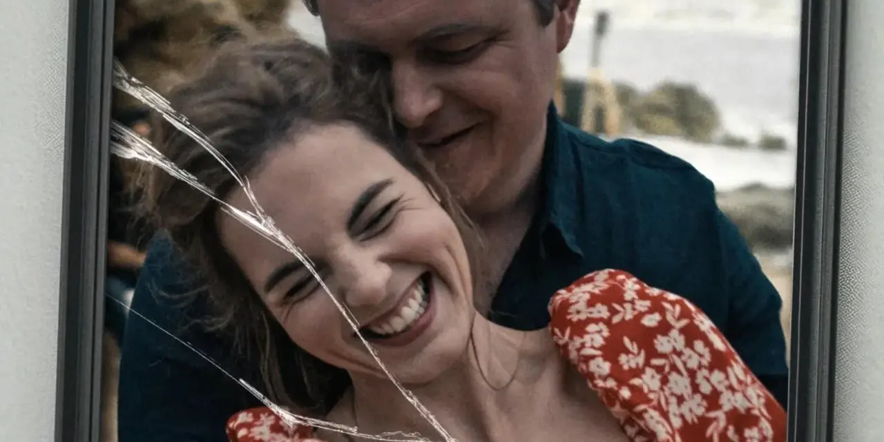 Szczęśliwa para na pękniętym zdjęciu. Gdzie obejrzeć ten film?