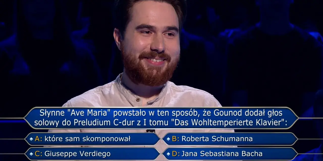 Uśmiechnięty uczestnik w programie Milionerzy zastanawia się, gdzie jest błąd w pytaniu o "Ave Maria" Gounoda.