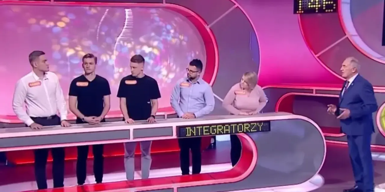 Na placu zabaw Familiady można znaleźć drużynę "Integratorzy" i prowadzącego.