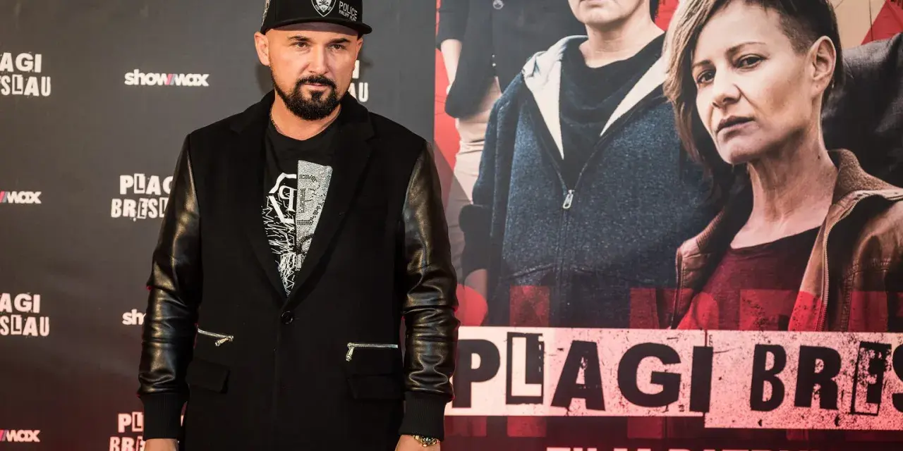 Patryk Vega na premierze filmu "Plagi Breslau". Reżyser w czapce i skórzanej kurtce.