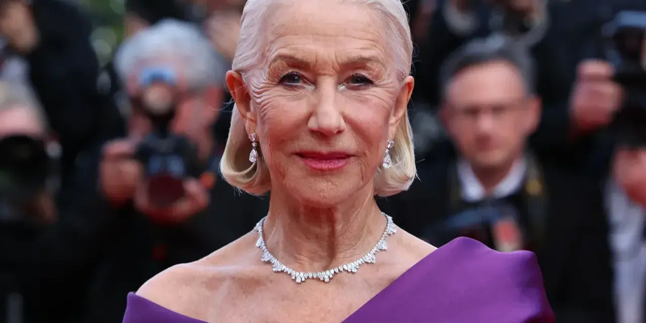 Helen Mirren w fioletowej sukni, olśniewająca na czerwonym dywanie. Jej bogata kariera obejmuje niezliczone filmy, seriale i programy.