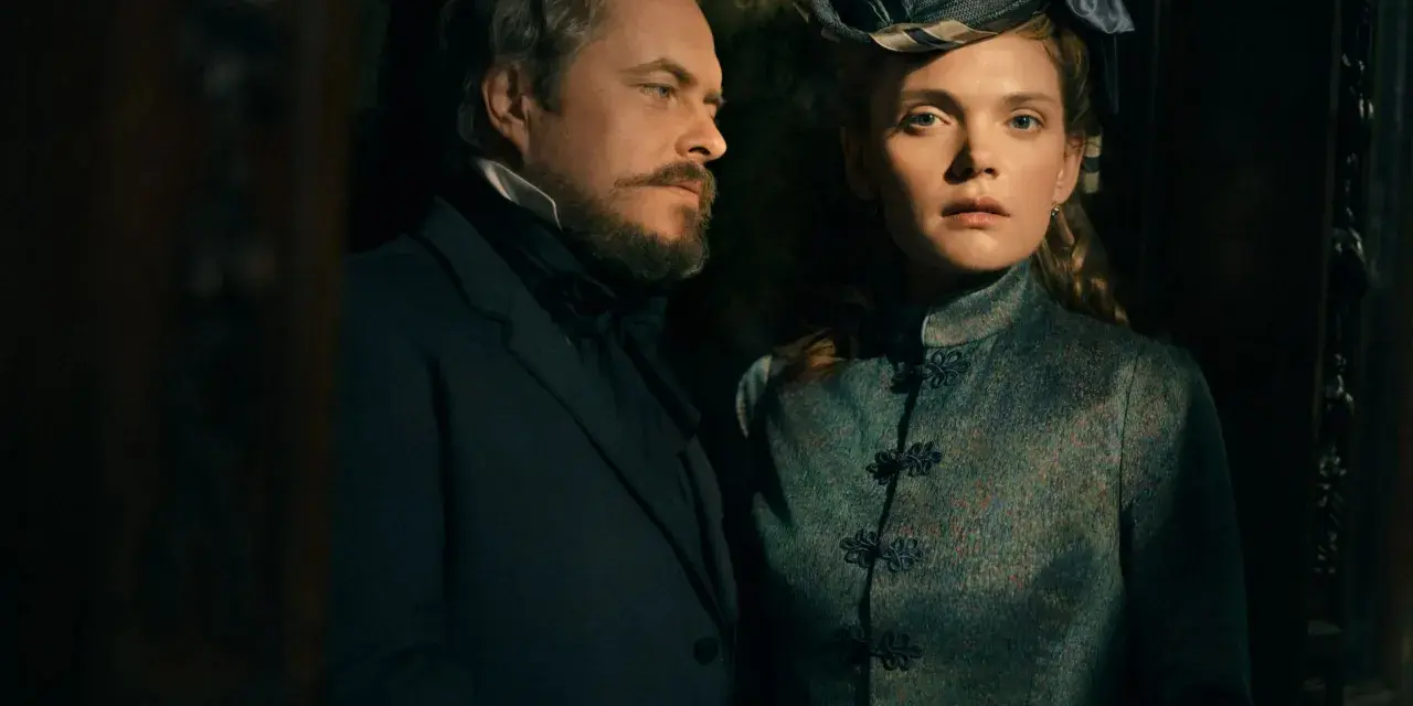 Para z epoki wiktoriańskiej, jak z serialu "Lalka" Netflix, w mrocznym wnętrzu.