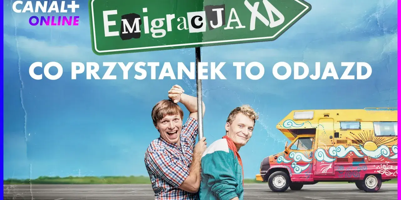 Plakat serialu "Emigracja.XD" z dwoma mężczyznami i kolorową kamperem. Hasło: "Co przystanek to odjazd".