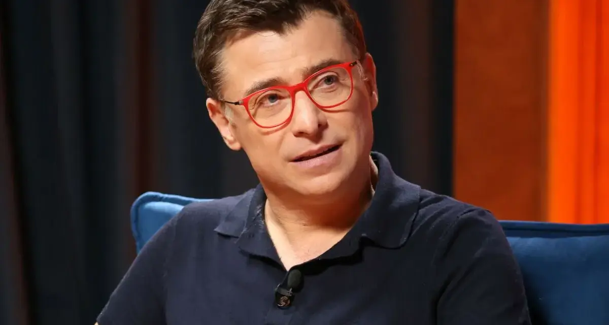 Kacper Kuszewski w okularach, rozmawiający z żoną.