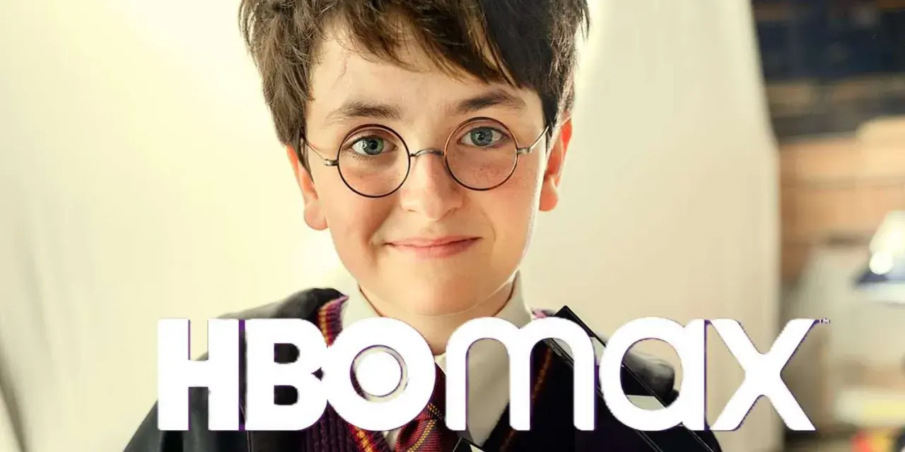 Chłopiec w okularach jak Harry Potter z klapsem filmowym. Chcesz wiedzieć, harry potter gdzie obejrzeć? Sprawdź HBO Max!