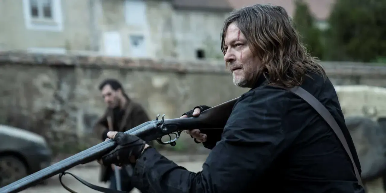 Daryl Dixon z sezonu 3, z blizną na twarzy, celuje z dwururki. W tle inny mężczyzna.