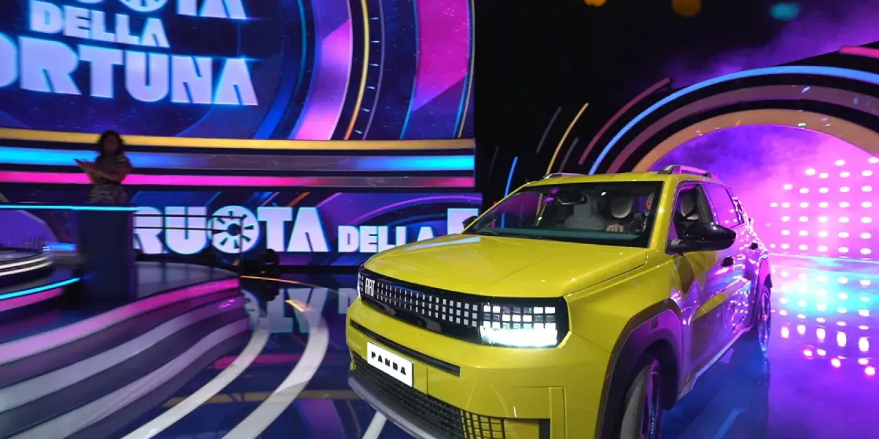 Żółty Fiat Panda wjeżdża na scenę programu "La Ruota Della Fortuna".