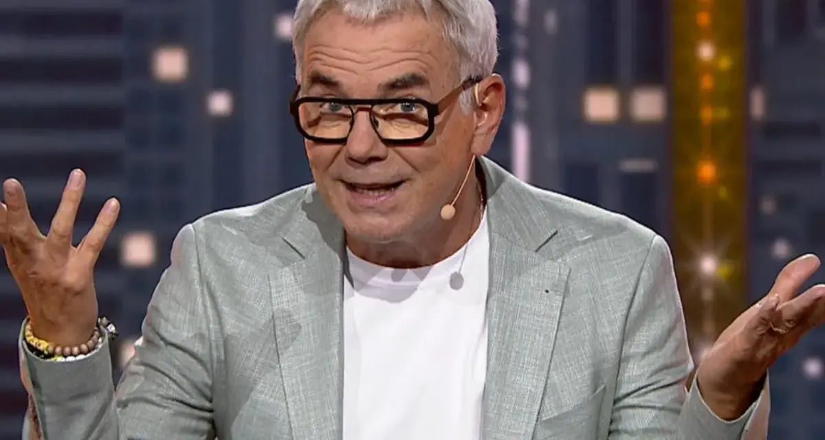 Kto prowadził "Jaka to melodia"? To Hubert Urbański, znany prezenter, w jasnej marynarce i okularach, z gestykulacją.