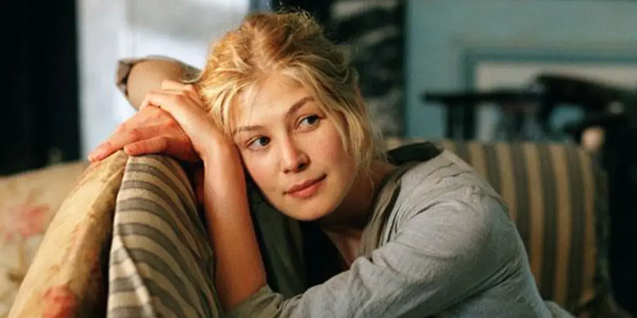 Rosamund Pike w filmach i serialach, jak na przykład w tej scenie, zachwyca swoją grą.