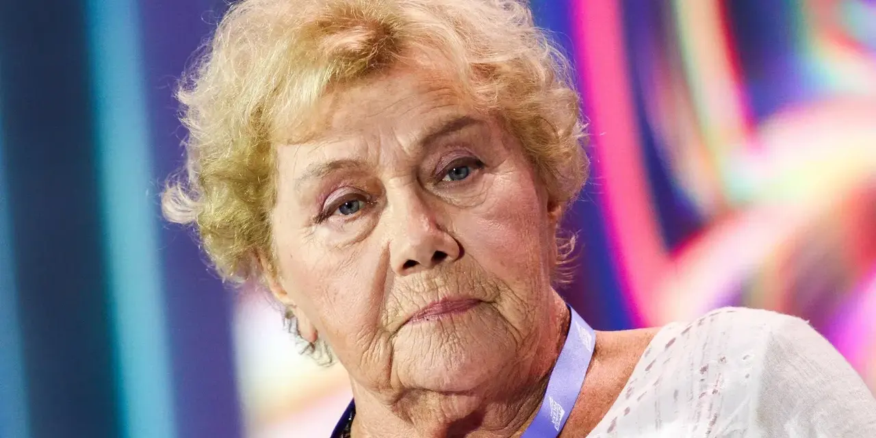Teresa Lipowska, żyje i ma się dobrze, uśmiecha się do obiektywu.