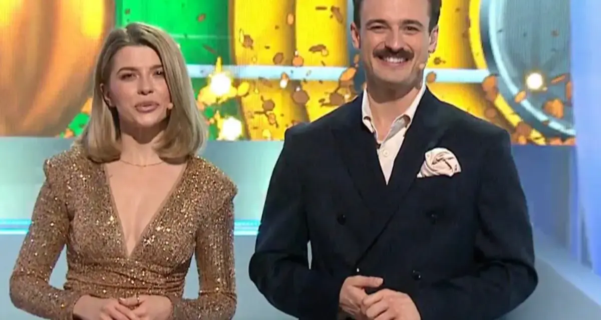 Para prowadzących w studio, ona w złotej sukni, on w garniturze. Czy to złota karta koło fortuny co to znaczy?