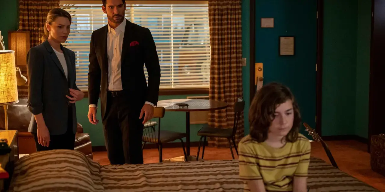 Chloe i Lucifer z sezonu 6 rozmawiają z dzieckiem w pokoju.