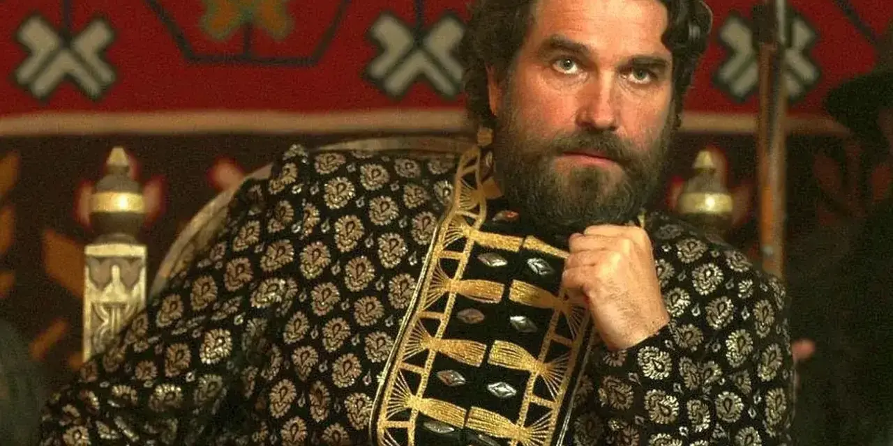 Marcin Dorociński w bogato zdobionej, historycznej kreacji. Aktor znany z wielu filmów, seriali i programów.