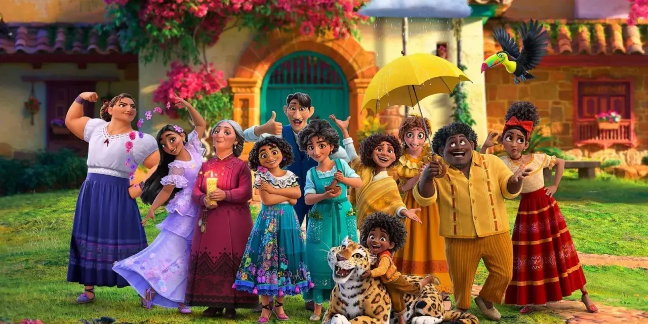 Rodzina z filmu nasze magiczne encanto netflix, z Mirabel w centrum, pozuje przed kolorowym domem.