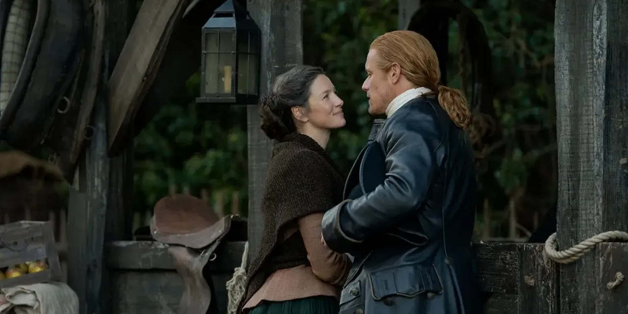 Claire i Jamie w outlander sezon 8, patrzą na siebie z miłością.