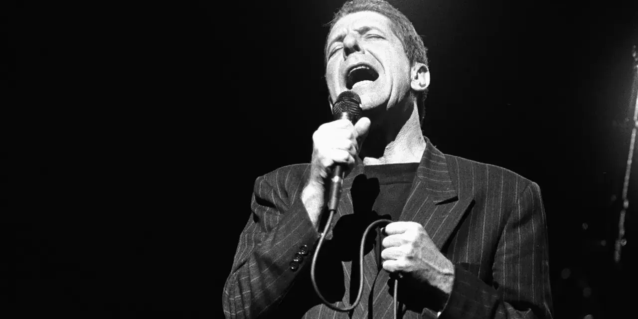 Leonard Cohen śpiewa z pasją, a jego głos niesie się w ciemności. Alleluja, jaka to melodia!