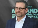 Steve Carell, znany z filmów, seriali i programów, w okularach i garniturze na tle napisu "Alexander and the Terrible, Horrible, No Good, Very Bad Day".