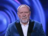 Andrzej Grabowski żyje i wygląda na zmęczonego, siedząc w niebieskiej marynarce na tle niebieskich świateł.