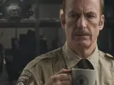 Bob Odenkirk w roli szeryfa z kubkiem w dłoni. Jego filmy, seriale i programy to gwarancja świetnej rozrywki.