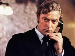 Michael Caine w jednym ze swoich kultowych filmów, rozmawia przez telefon.