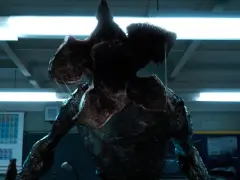 Demogorgon, jeden z przerażających potworów ze Stranger Things, czai się w szkolnej klasie.