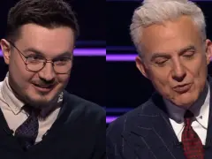 Dwóch mężczyzn w garniturach, jeden z nich z okularami, uśmiecha się. Co dajemy komuś na drogę milionerzy?