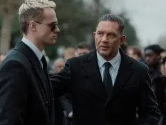 Tom Hardy i jego młodszy towarzysz w garniturach, część obsady "Strefy gangsterów", na pogrzebie.