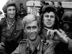 Czterej pancerni i pies obsada: Janek, Gustaw i Szarik w akcji. W tle żołnierze i czołg.