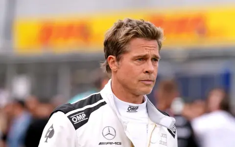 Brad Pitt w stroju kierowcy wyścigowego, jak z jego filmów.