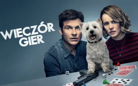 Jason Bateman i Rachel McAdams z psem, otoczeni przez karty, kości i pistolet. Zapowiada się wieczór pełen emocji i fajne filmy.