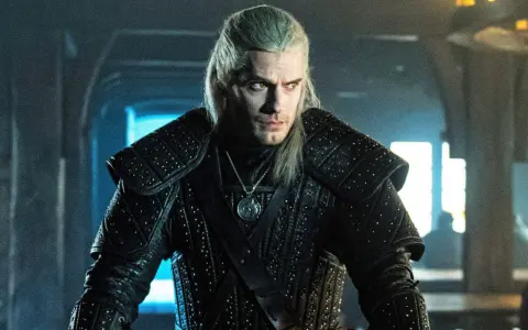Geralt z Rivii w zbroi, gotowy do walki. Wiedźmin kolejność wydarzeń w jego życiu jest skomplikowana.