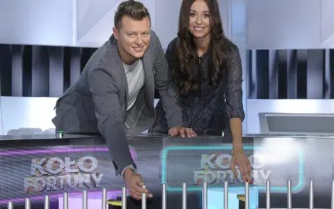 Rafał Brzozowski i jego koleżanka z planu Koła Fortuny, zastanawiają się, dlaczego Rafał Brzozowski odszedł z Koła Fortuny.