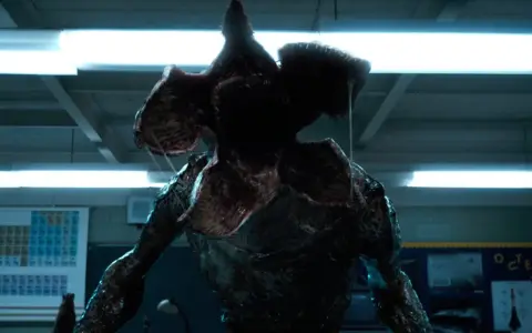 Demogorgon, jeden z przerażających potworów ze Stranger Things, czai się w szkolnej klasie.