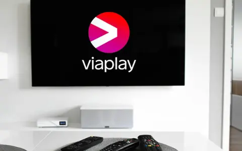 Telewizor z logo Viaplay. Na stole piloty, gotowi do oglądania.