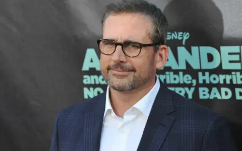 Steve Carell, znany z filmów, seriali i programów, w okularach i garniturze na tle napisu "Alexander and the Terrible, Horrible, No Good, Very Bad Day".