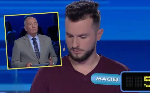 Maciej w Familiadzie zastanawia się, jakie mamy rodzaje mąki. Prowadzący w garniturze trzyma tablet.