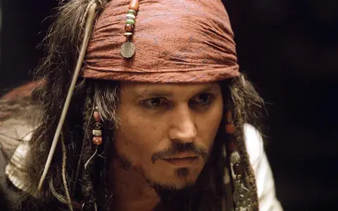 Johnny Depp jako Kapitan Jack Sparrow w filmach z serii Piraci z Karaibów. Charakterystyczna bandana i koraliki we włosach.