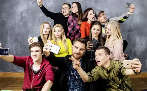 Grupa młodych ludzi, 19+ obsada, robi sobie selfie.