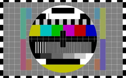 Testowy obrazek telewizyjny. Brak sygnału telewizji naziemnej dzisiaj, więc oglądamy tylko kolory i paski.