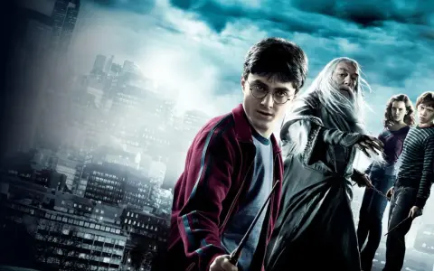 Harry Potter i Książę Półkrwi: obsada - Harry, Dumbledore, Hermiona i Ron stoją na tle miasta.