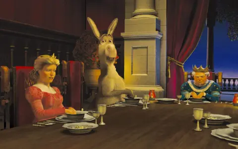Królowa Fiona, Osioł i Król Harold siedzą przy stole. Scena z filmu DreamWorks.