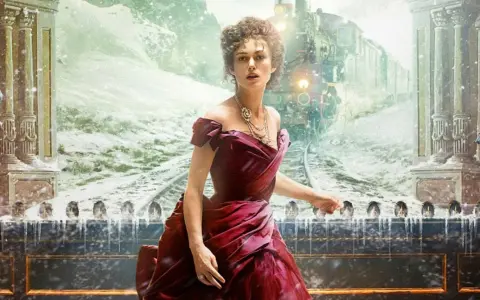 Anna Karenina w bordowej sukni, na tle pędzącego pociągu i śnieżnego krajobrazu. Obok stoją mężczyźni w strojach z epoki.